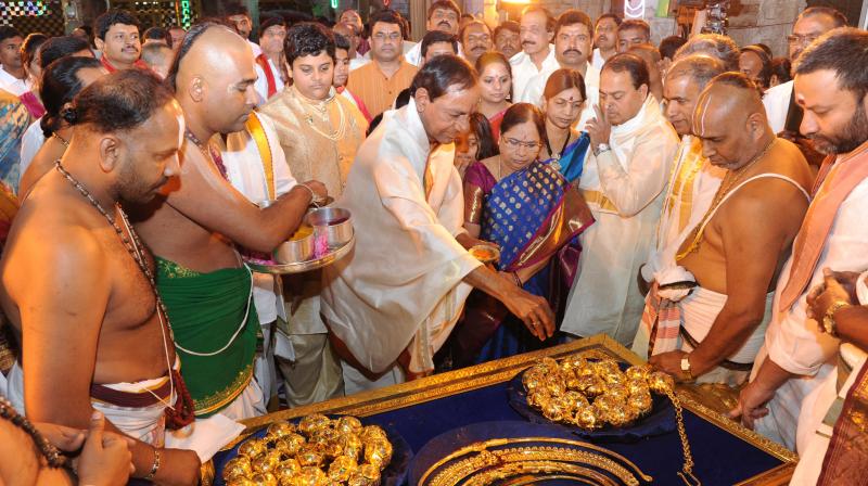 Chief Minister K. Chandrasekhar Rao with his family members donating ornaments worth `5.59 crore to the temple of Lord Venkateswara at Tirumala in Tirupati on Wednesday. Chief Minister K. Chandrasekhar Rao with his family members donating ornaments worth `5.59 crore to the temple of Lord Venkateswara at Tirumala in Tirupati on Wednesday.