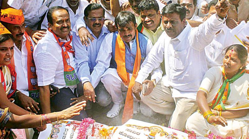 BJP SC Morcha members protest against KPCC working president Dinesh Gundurao in Bengaluru on Wednesday. (Photo: DC) BJP SC Morcha members protest against KPCC working president Dinesh Gundurao in Bengaluru on Wednesday. (Photo: DC)
