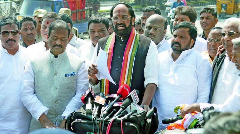 TPCC president N. Uttam Kumar Reddy addresses media after submitting a memorandum to the Governor at Raj Bhavan as other senior Congress leaders look on. (Photo: DC) TPCC president N. Uttam Kumar Reddy addresses media after submitting a memorandum to the Governor at Raj Bhavan as other senior Congress leaders look on. (Photo: DC)