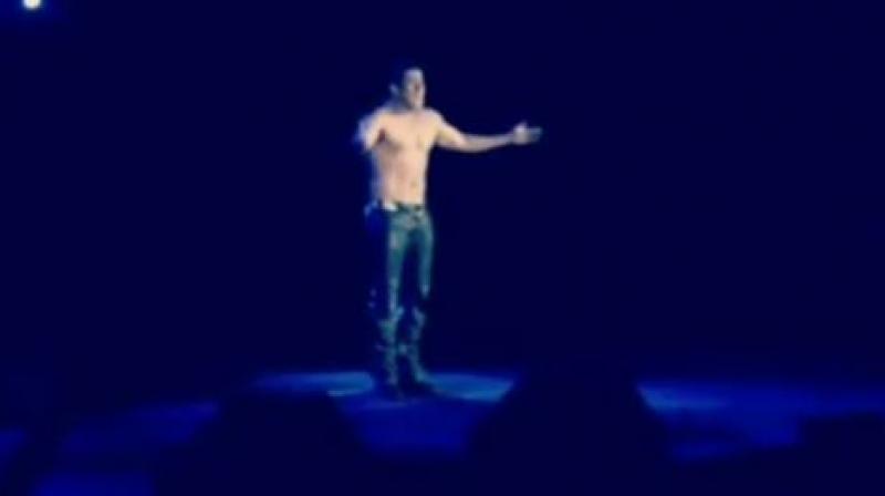 Salman Khan dances on Mr Lonely. Salman Khan dances on Mr Lonely.