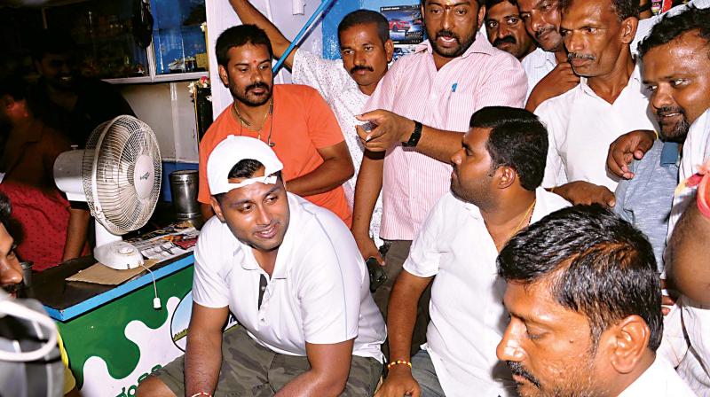 Abhishek Gowda, son of independent candidate for Mandya Sumalatha Ambareesh, at a tea stall in Mandya on Friday. Abhishek Gowda, son of independent candidate for Mandya Sumalatha Ambareesh, at a tea stall in Mandya on Friday.