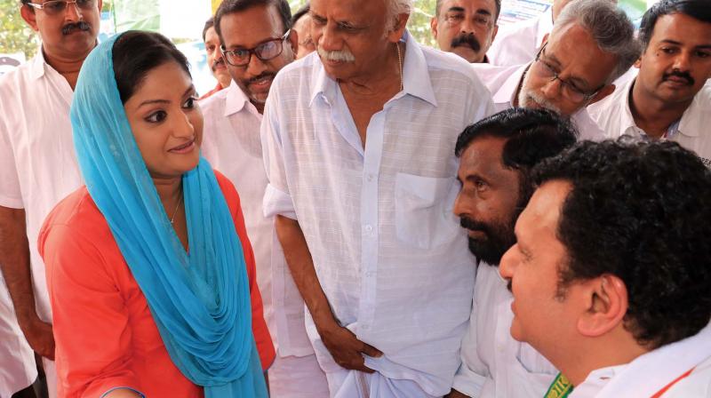 Youth Congress state secretary Sonia Rasheed talks to K. Muraleedharan, MLA, who began his indefinite fast demanding the resignation of Law Academy Law College principal Lakshmi Nair at Peroorkada in Thiruvananthapuram on Thursday. (Photo: DC) Youth Congress state secretary Sonia Rasheed talks to K. Muraleedharan, MLA, who began his indefinite fast demanding the resignation of Law Academy Law College principal Lakshmi Nair at Peroorkada in Thiruvananthapuram on Thursday. (Photo: DC)