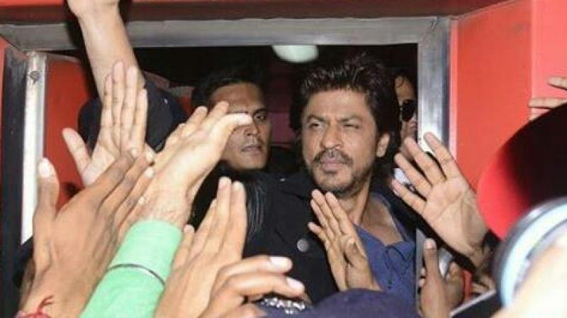 Shah Rukh snapped entering the train amid much fanfare. Shah Rukh snapped entering the train amid much fanfare.