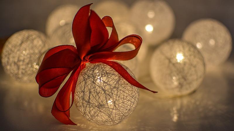 The card’s cover features an etching of a snowman, above the words “seasons greetings,” as well as a seasonal message inside. (Photo: Pixabay) The card’s cover features an etching of a snowman, above the words “seasons greetings,” as well as a seasonal message inside. (Photo: Pixabay)