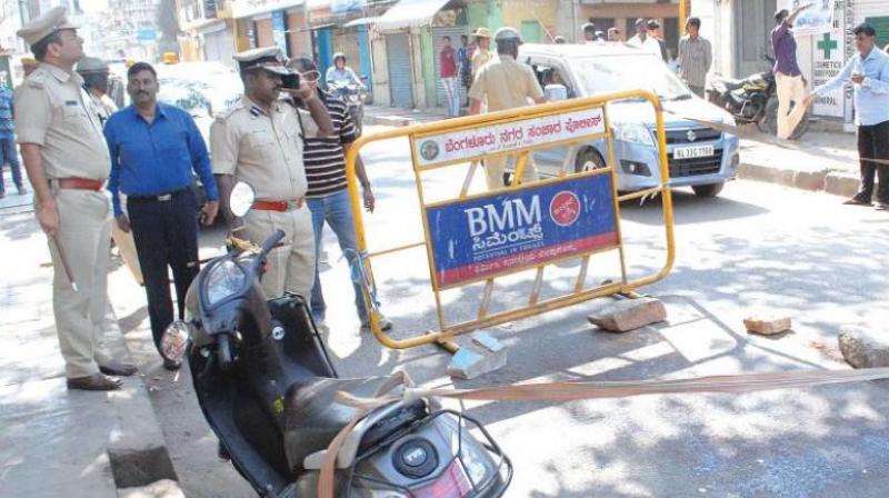 The police barricade the spot where RSS worker Rudresh was murdered on Kamaraj Road (Photo: Shashidhar B.) The police barricade the spot where RSS worker Rudresh was murdered on Kamaraj Road (Photo: Shashidhar B.)