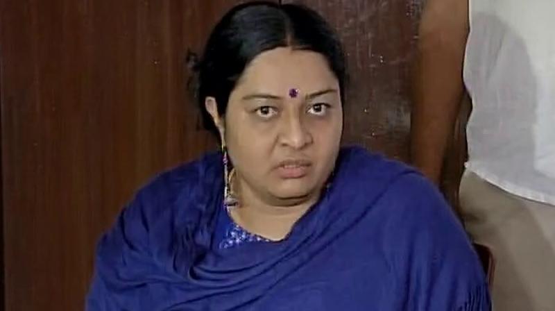 Deepa Jayakumar, niece of former Tamil Nadu chief minister late J Jayalalitha addresses the media after being denied entry to Poes Garden, in Chennai. (Photo: Twitter | ANI) Deepa Jayakumar, niece of former Tamil Nadu chief minister late J Jayalalitha addresses the media after being denied entry to Poes Garden, in Chennai. (Photo: Twitter | ANI)