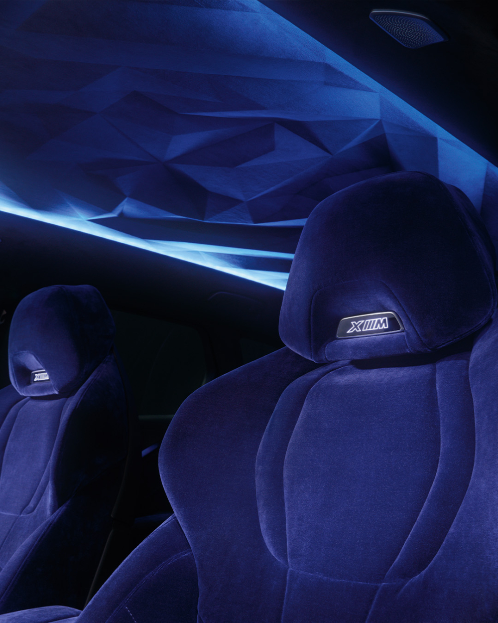 後排座椅M Lounge覆蓋著天鵝絨,並延伸到車門上