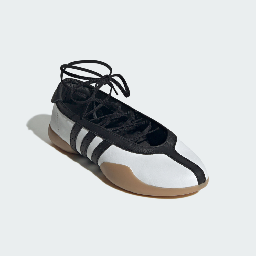 這雙鞋非常適合打造出率性又帶點柔美的街頭風格