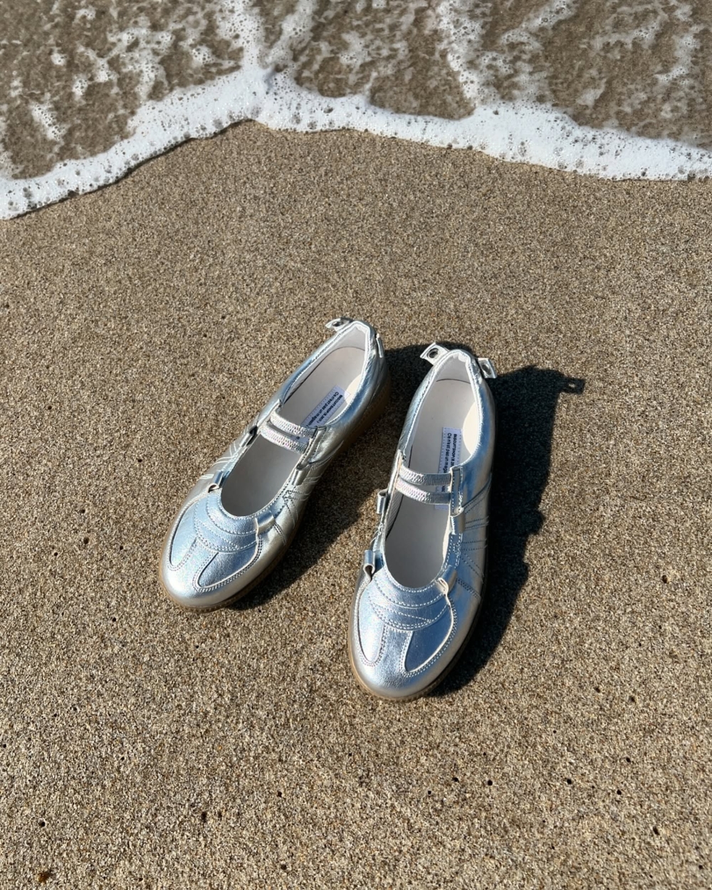 低調卻充滿質感,適合搭配復古牛仔單品或輕薄連衣裙,展現出剛柔並濟的獨特魅力