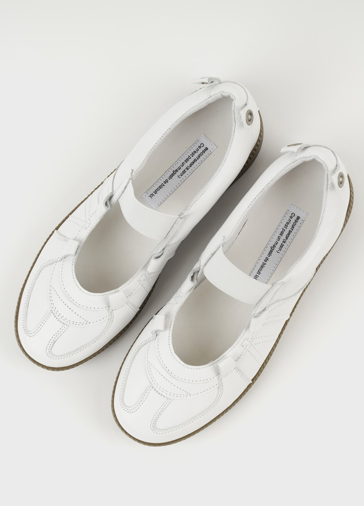 這款鞋保留了德訓鞋標誌性的T字鞋頭與簡約線條