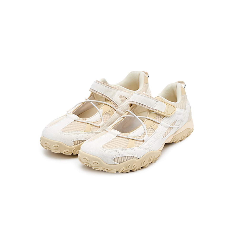 鞋面採用透氣網布與合成皮革拼接,既輕盈又耐穿