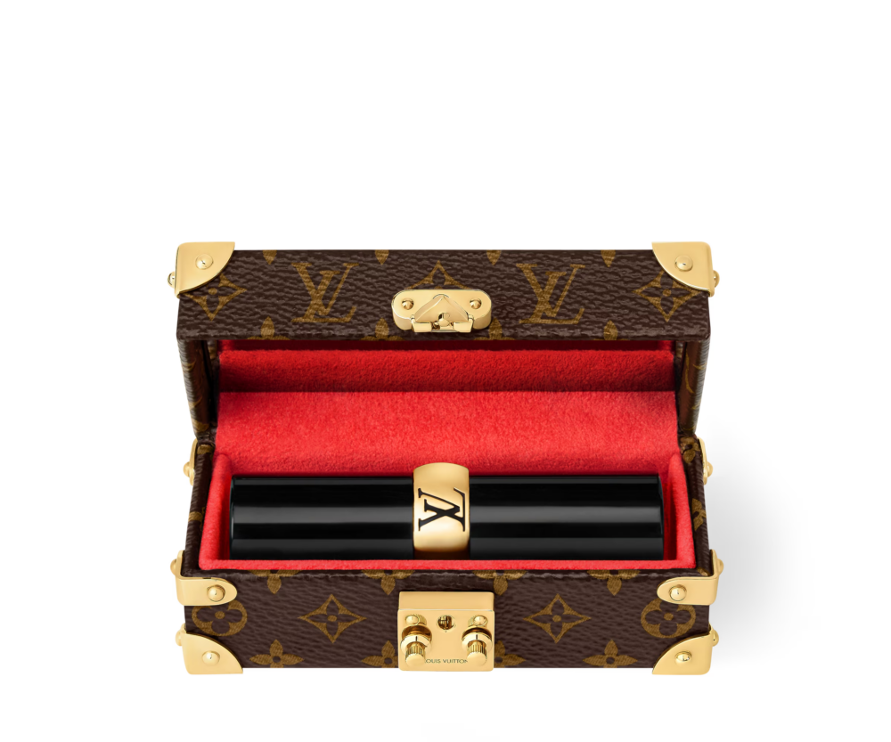 內部更使用柔軟的紅色纖維襯裡保護唇膏，整體更顯高級