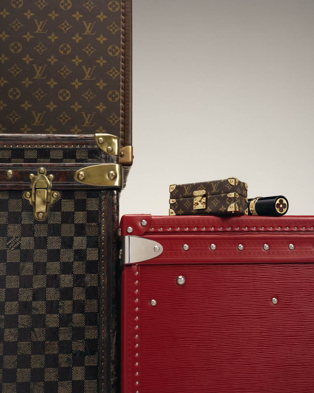 硬箱版的迷你唇膏收納盒，以經典Monogram帆布製作，S-Lock鎖扣和金屬細節