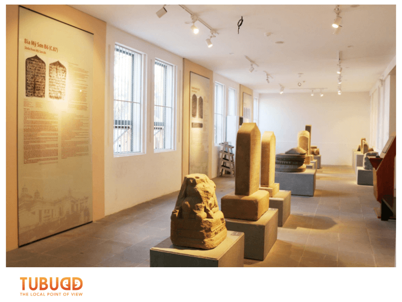  The museum offers free audio guides in Vietnamese, English, and French.