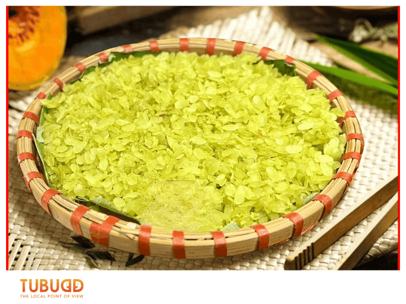 Green sticky rice starts with young glutinous rice, harvested early in autumn (August to October) when the grains are still soft and milky. 