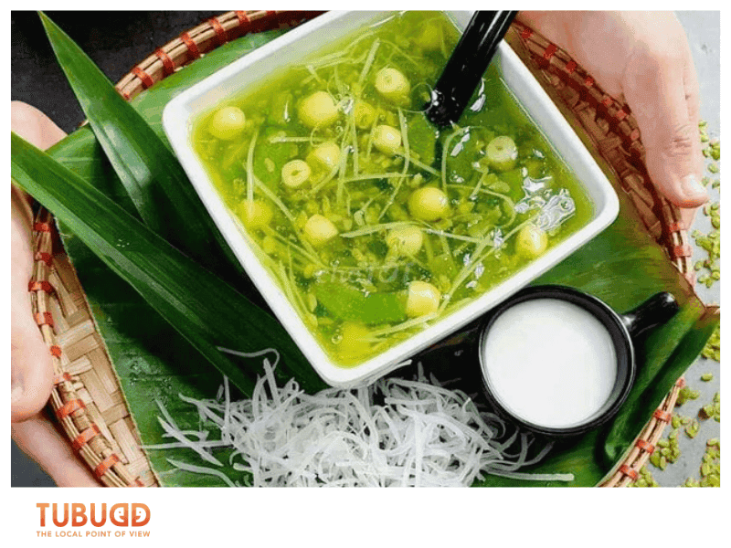 A sweet soup with cốm, coconut milk, and sugar, served warm. 