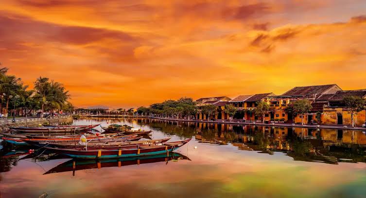 Find Hidden Cafés and Quieter Sunset Spots
