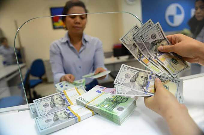 Should You Bring US Dollars or Vietnamese Dong?