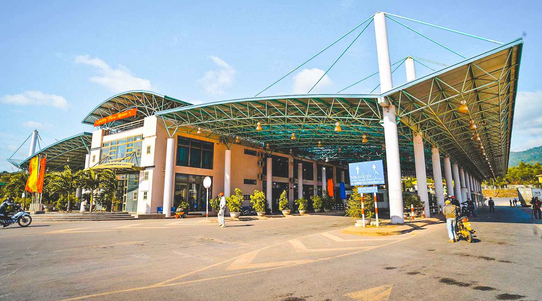Can You Enter Vietnam by Land with an E-Visa in 2026