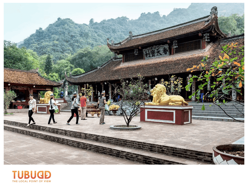 Exploring the Perfume Pagoda Complex
