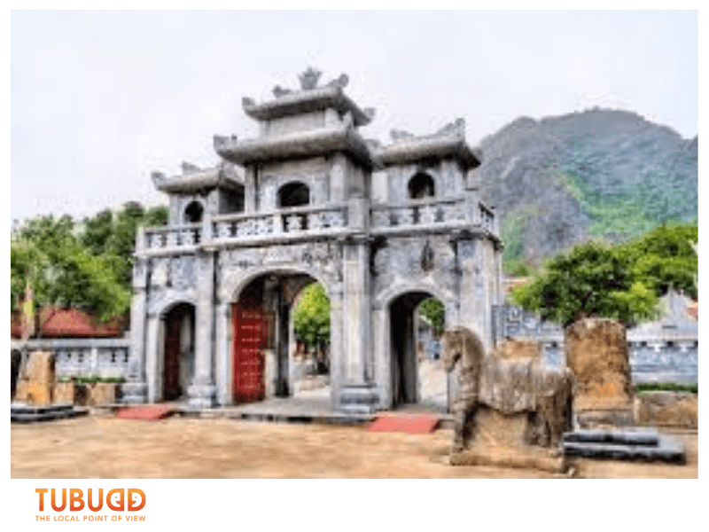 What to See and Experience at Thai Vi Temple