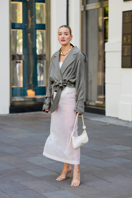 2025 涼鞋穿搭造型指南: 一文看百搭易襯不敗款式,帶你了解最熱門的涼鞋穿搭!