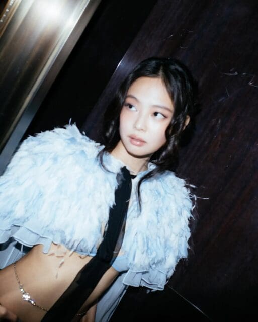 BLACKPINK Jennie 為何能成為「人間香奈兒」?以她經典造型詳解穿搭秘訣!