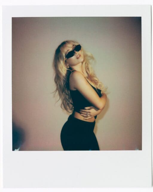 專訪Sabrina Carpenter:談論最新Versace廣告大片、與Chappell Roan的演出,以及在Spotify Wrapped中的成就