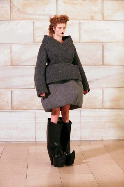 Marc Jacobs透過服裝的超現實演繹,尋找在混沌中前行的力量|Fall / Winter 2025