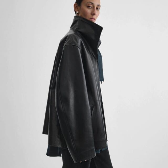 2025 春夏必備單品是「企領外套 Funnel Neck Jacket」!用這款單品瞬間打造出 Effortless Chic 造型