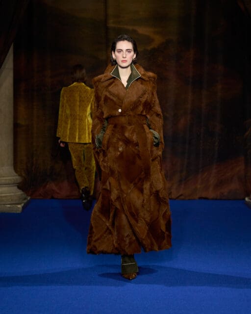 Burberry 重新詮釋英倫傳統,以「鄉間別墅」為靈感築構斑駁高貴韻味|Fall/Winter 2025