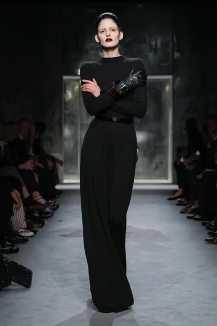 Haider Ackermann 的 Tom Ford 首作登場,在優雅與誘惑魅力之間拉鋸|Fall / Winter 2025