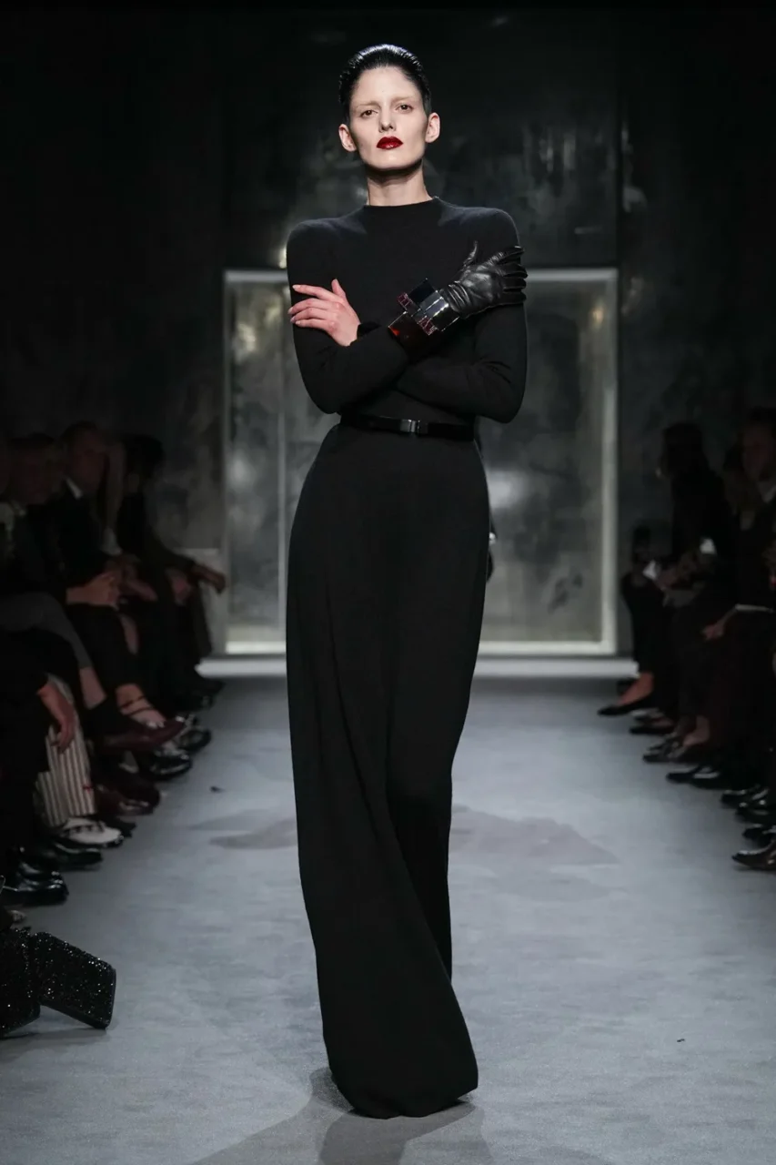 Haider Ackermann 的 Tom Ford 首作登場,在優雅與誘惑魅力之間拉鋸|Fall / Winter 2025