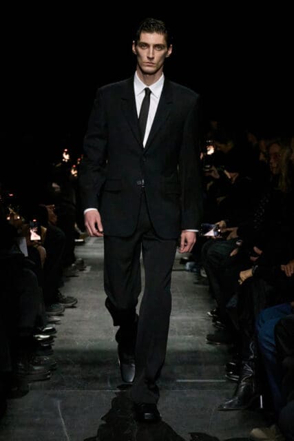 Balenciaga 聚焦時尚剪裁,探討服裝的不同標準|Fall / Winter 2025