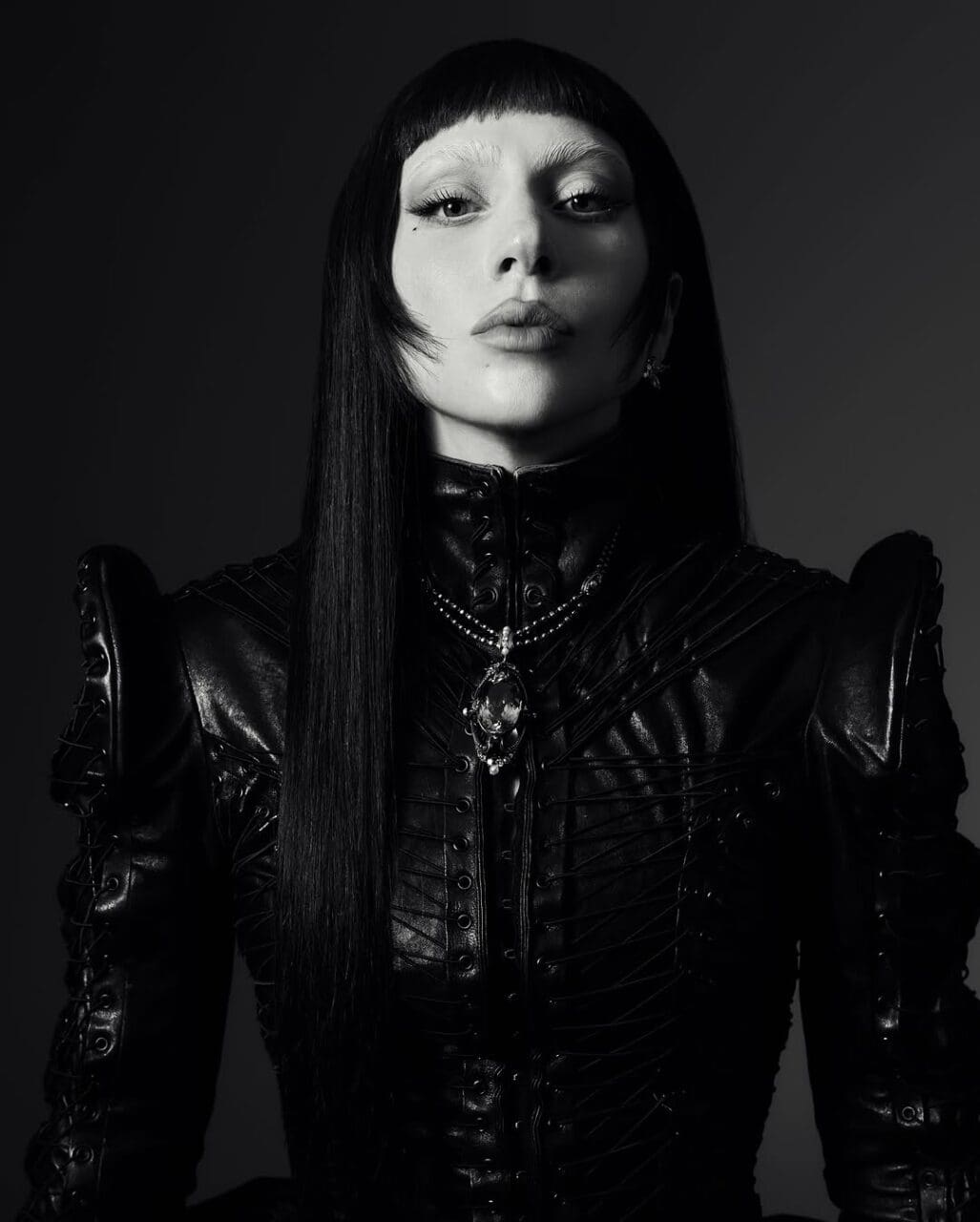 Lady Gaga 5月來亞洲開演唱會!迎接「怪物之母」《Mayhem》時期全黑穿搭美學