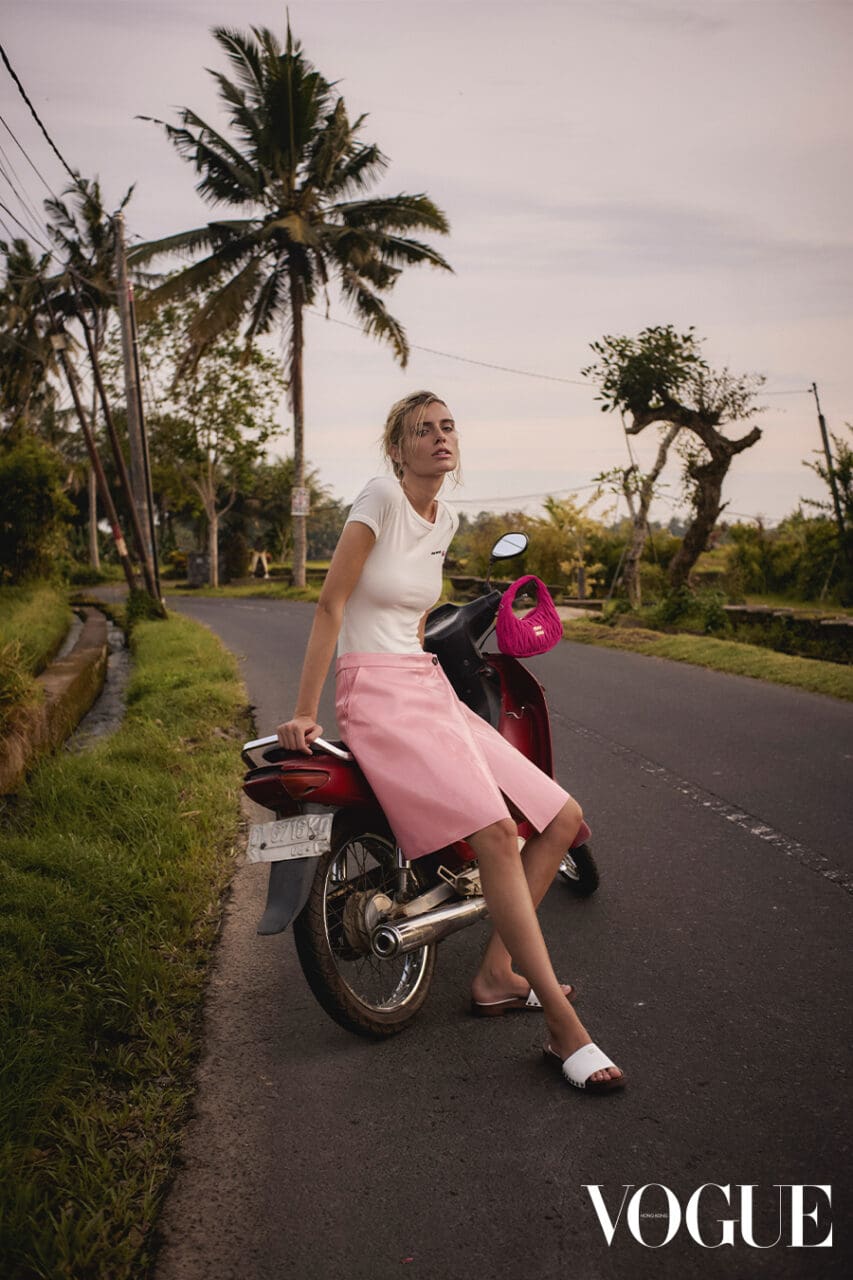 2025春夏時尚流行趨勢:亮面皮革為造型加入光澤,展現都會風情!