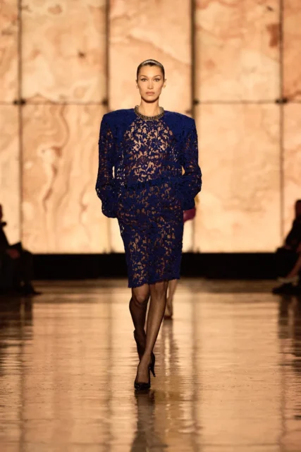 Saint Laurent 回到色彩鮮豔的 80 年代,以俐落線條還原最初始的聖羅蘭美學|Fall / Winter 2025