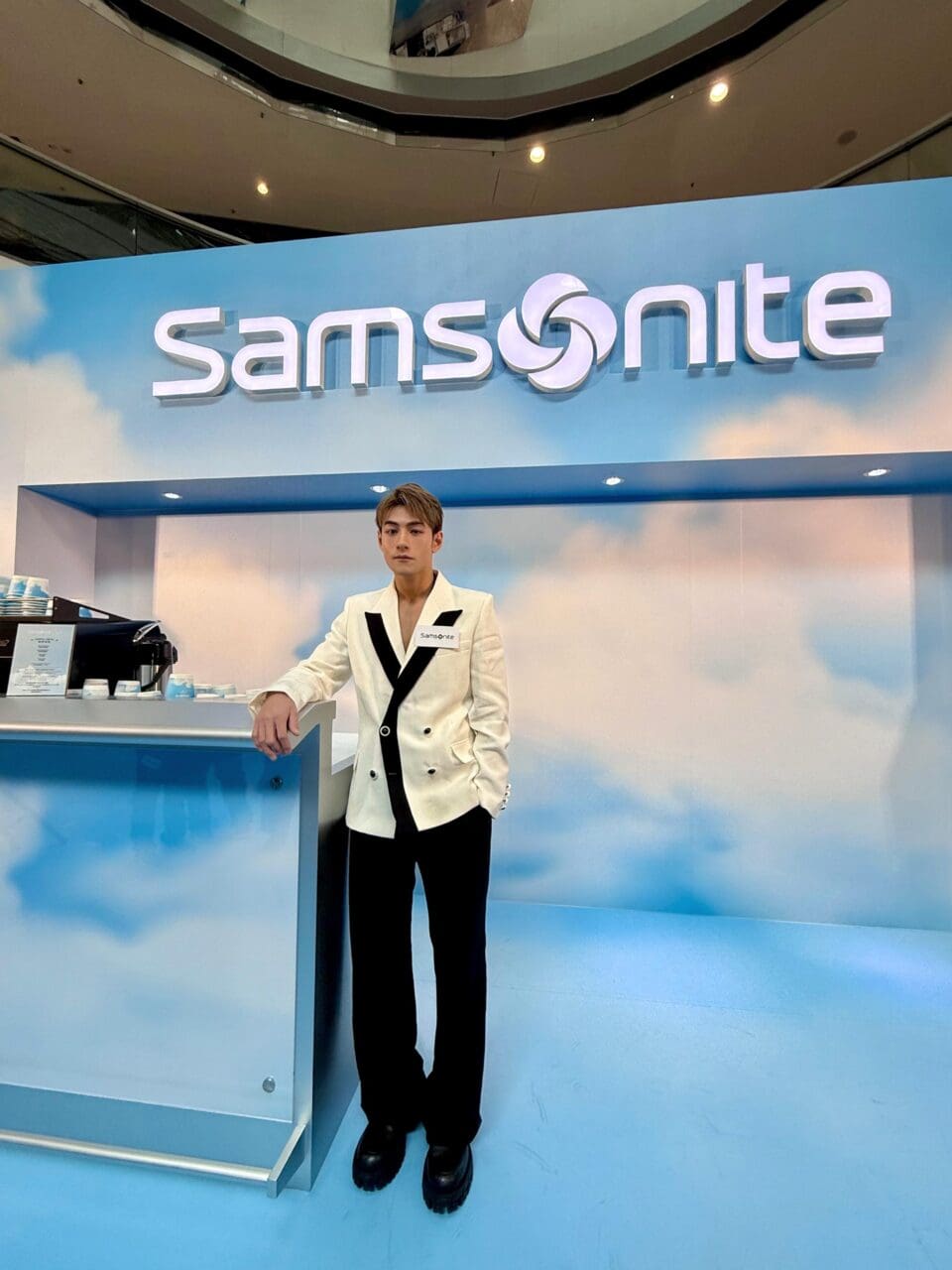 Samsonite Café登陸ifc！行李輸送帶變身時尚舞台，男神Jeffrey 魏浚笙化身一日咖啡師揭秘旅行哲學