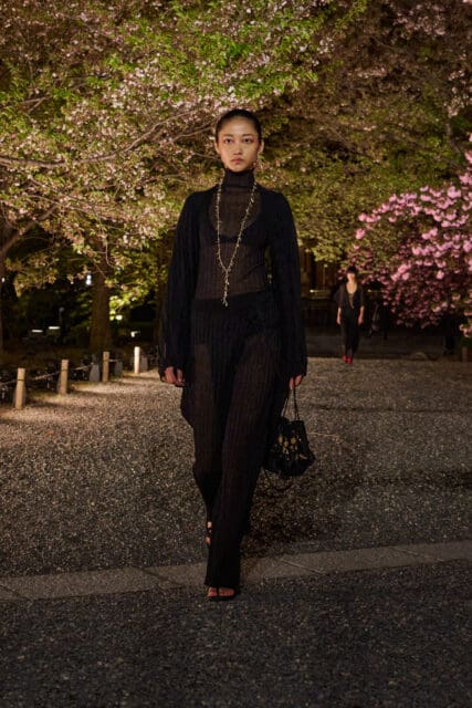 櫻花樹下,Dior以東方哲思重構服裝與身體的關係|Pre-Fall 2025