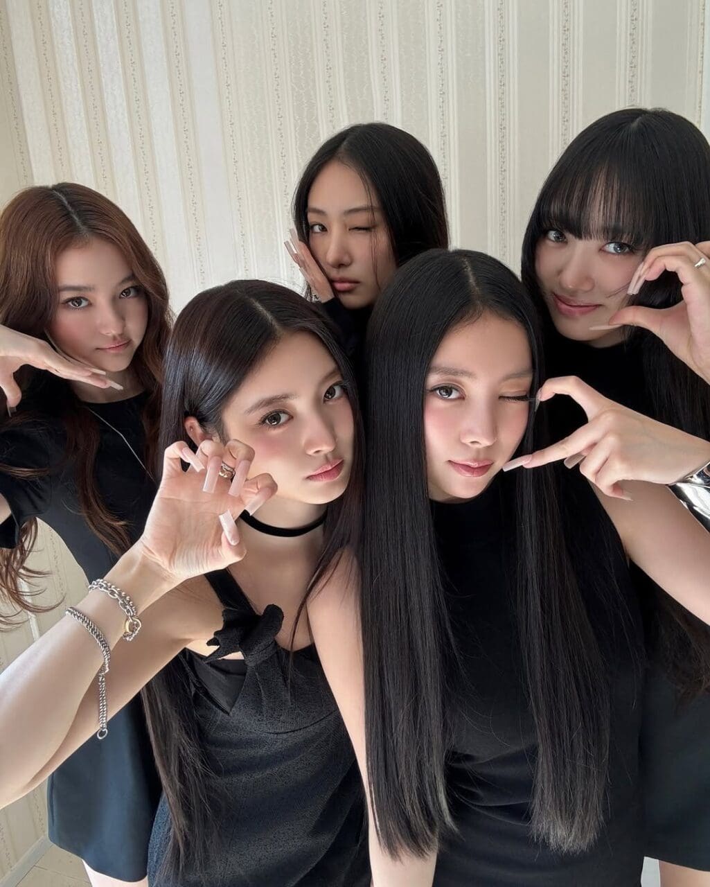 Ella擔任Miu Miu品牌大使!5件事認識「貓系女團」MEOVV:全員穿Chanel拍出道MV、16歲便出席時裝週⋯⋯