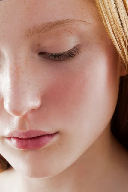 告別黑色睫毛膏!啡色成為自然妝容的關鍵,打造層次感與深度