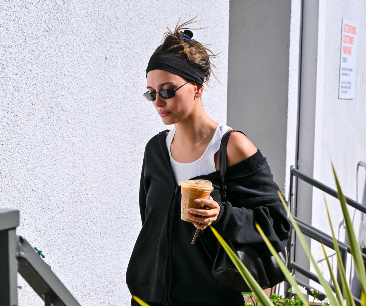 Hailey Bieber 以經典髮型重塑時尚風格,散發自信光芒