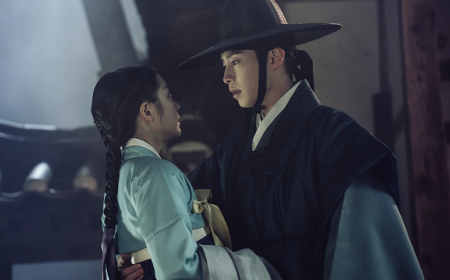 Netflix古裝韓劇《吞金》5月16日正式上架！睽違三年李宰旭再出演古裝劇，與曹寶兒開展一段禁忌姐弟戀