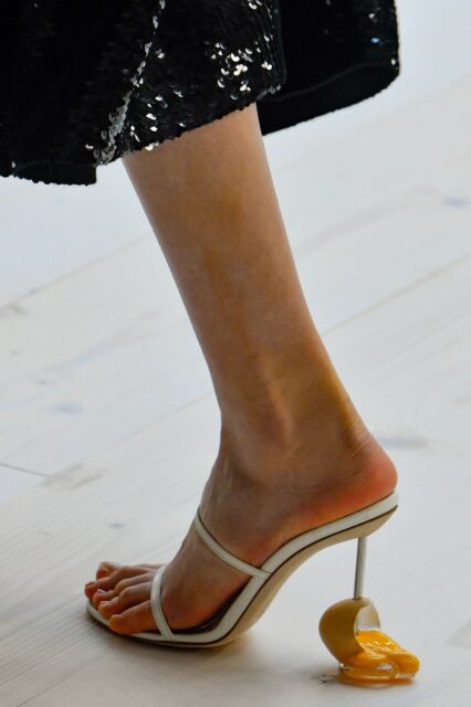 從Loewe到Moschino，為甚麼時尚界總是不斷改變日常物品的用途？