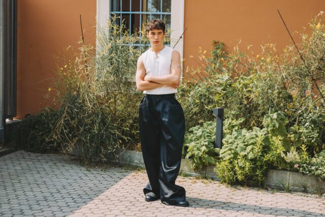 2026春夏米蘭男裝週Street Style:Men’s Skirts當道、深V真空造型成時裝展入場券?