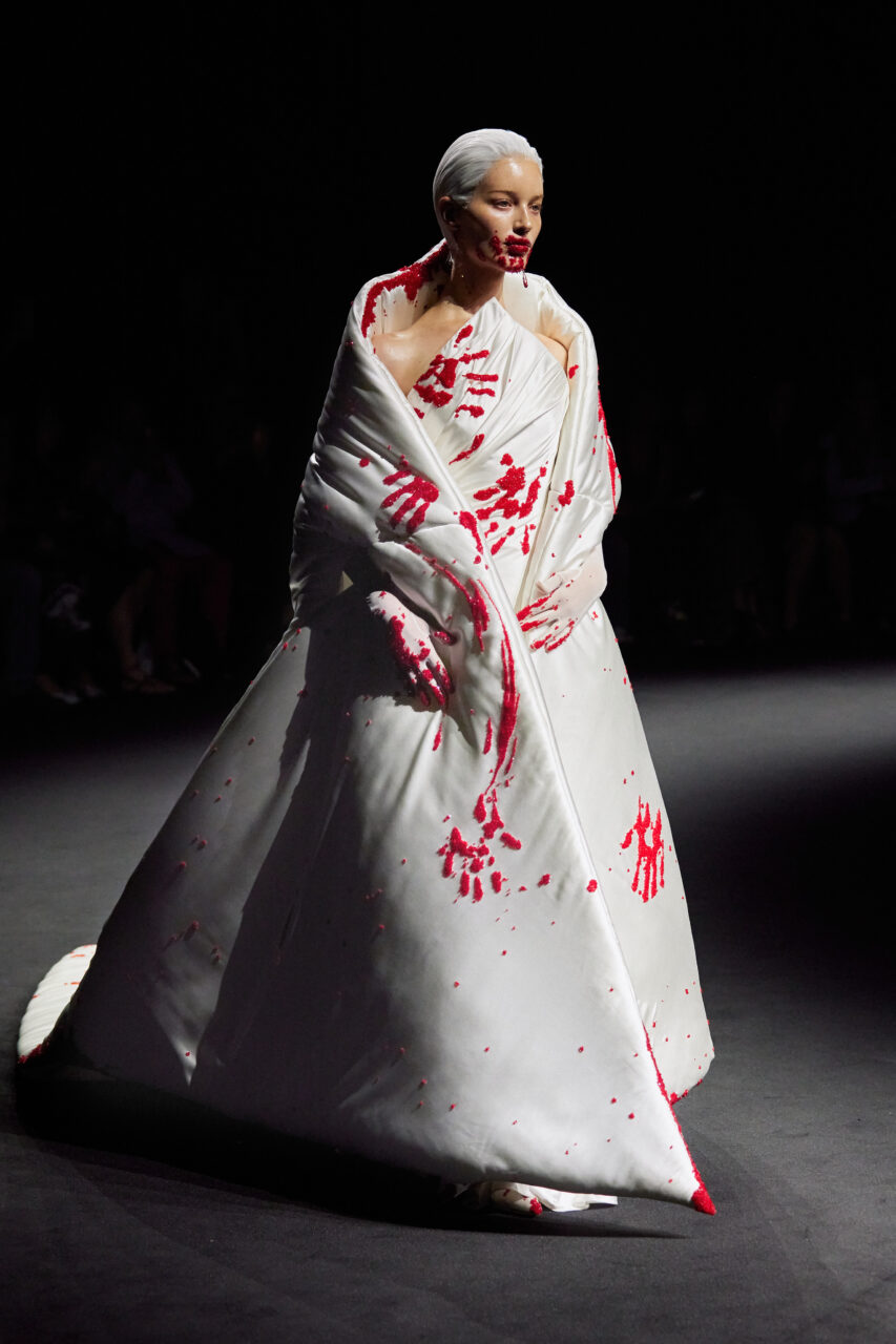 將換裝時刻化為超現實藝術 Robert Wun 探索人類著裝情感|Fall 2025 Couture