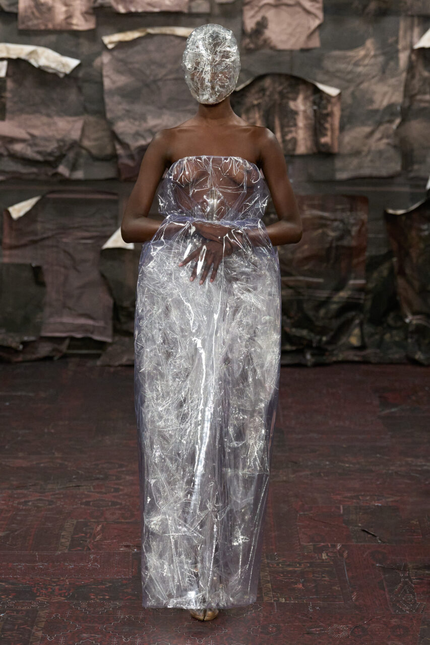 萬眾矚目!Glenn Martens 在 Maison Margiela 驚艷的首騷,創造令人敬畏的美麗幻象|Fall 2025 Couture