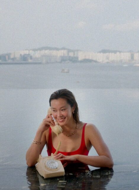 SUMMER IN VOGUE 大使 Stephanie Au 跳進 Vogue Hong Kong 及 Rosewood Hong Kong 專屬泳池,詮釋夏日美學!