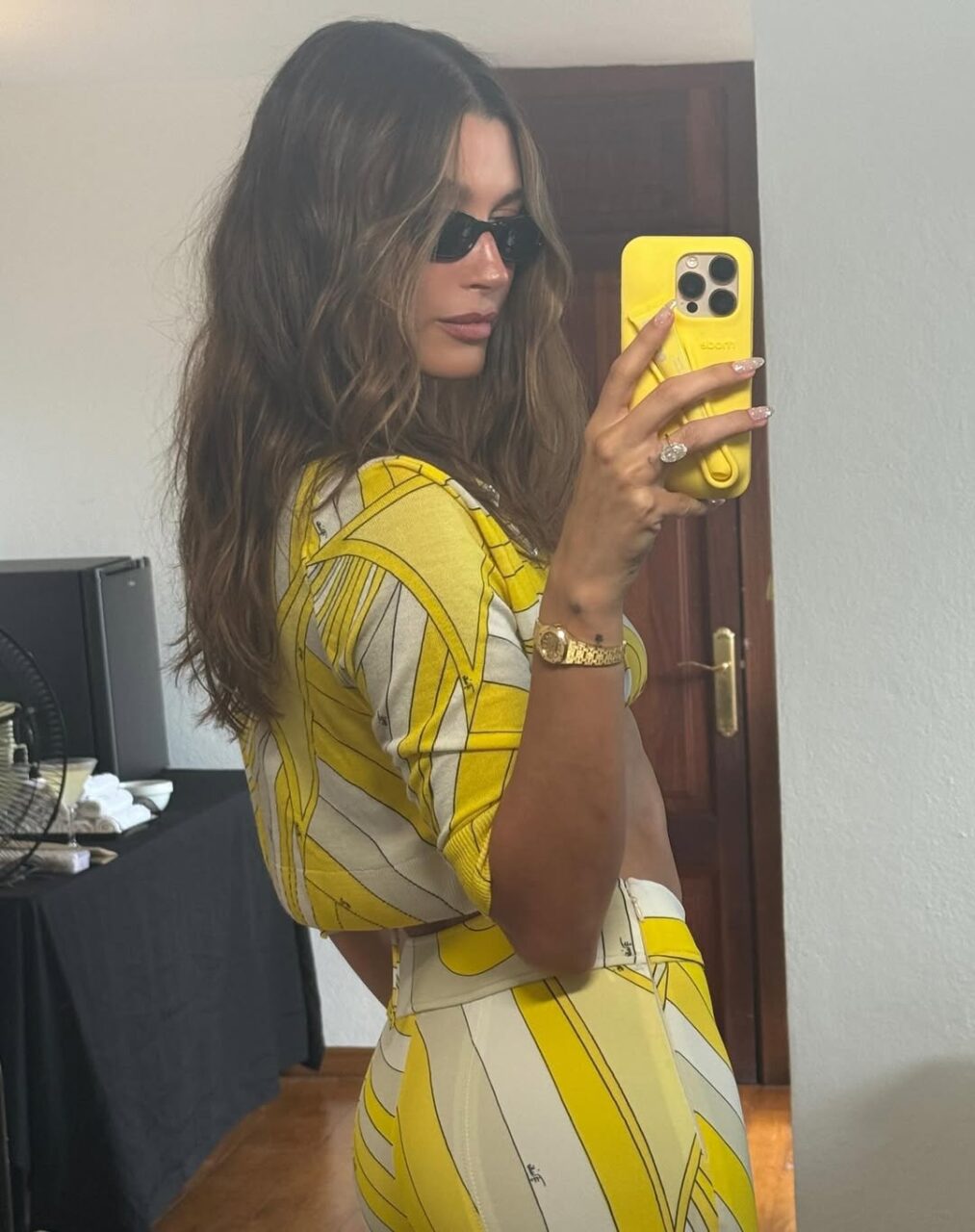 波點美甲正席捲美容界,簡約而充滿個性的風格成為夏季的時尚焦點