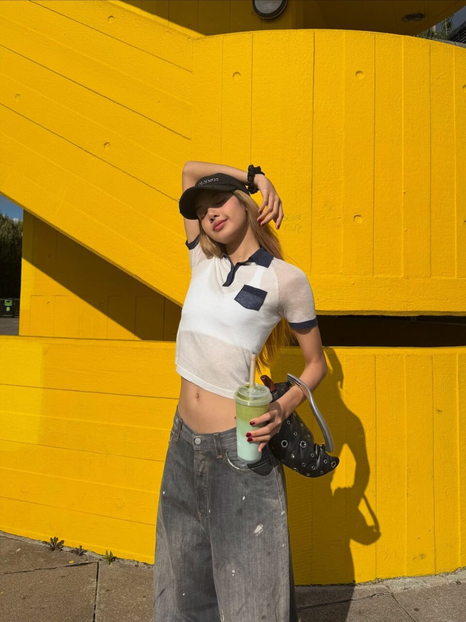 Polo Shirt正被時尚圈重新解構!從BLACKPINK Lisa到鄺玲玲,新世代明星如何演繹這一單品?